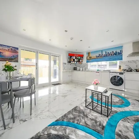 16Fm - Stylish Bungalow For 7 In West Yorkshire