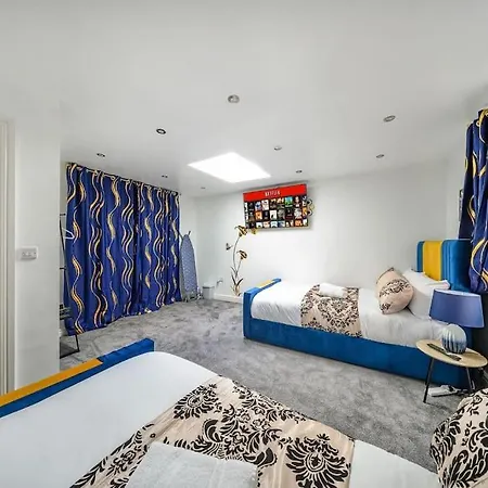 16fm For Your Relaxed & Cosy With Free Parking And Free Wifi Λιντς